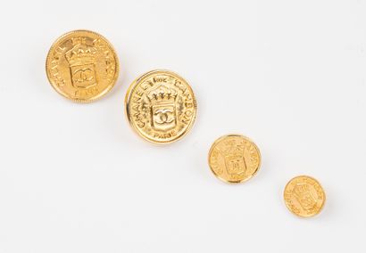 CHANEL, Paris
Quatre boutons en métal doré...