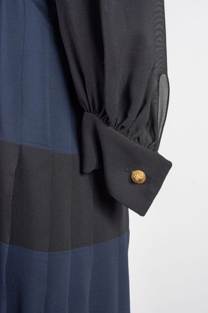 CHANEL
Robe longueur genou à manches longues,...