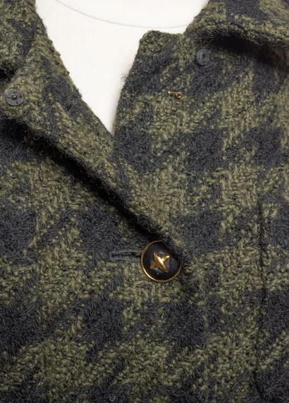 CHANEL 
Tailleur en tweed de laine kaki et...