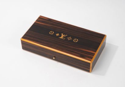 LOUIS VUITTON
Boîte à cigare en bois et plaquage...