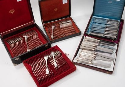 Partie de ménagère en métal argenté, modèle...