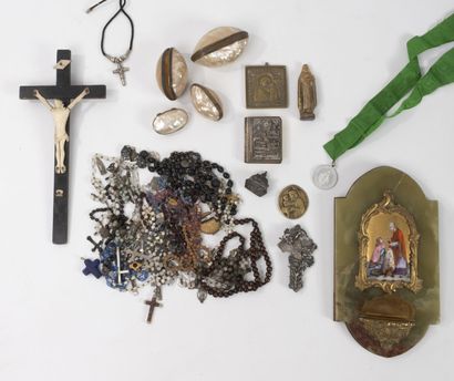 ART RELIGIEUX
- lot de chapelets, médailles....
-...