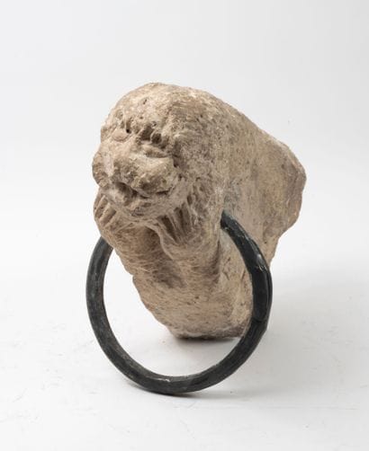Deux pièces en pierre blanche sculptée :
-...