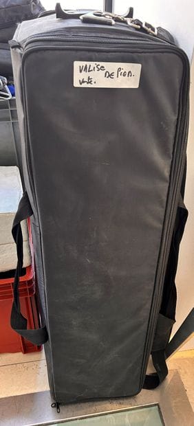 Fort lot de pieds (étui et valise).
Mauvais...