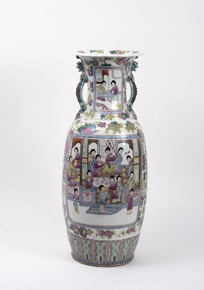CHINE, Canton, XXème siècle
Grand vase balustre...