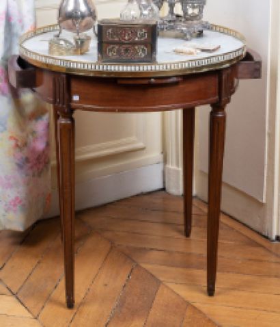 Table bouillotte ovale en acajou plaqué et...
