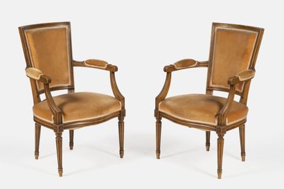 Paire de fauteuils cabriolet à dossier trapézoïdal...