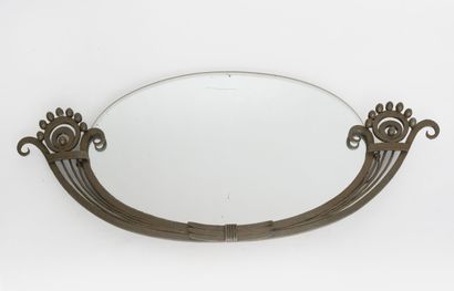Miroir à suspendre à monture en fer forgé...