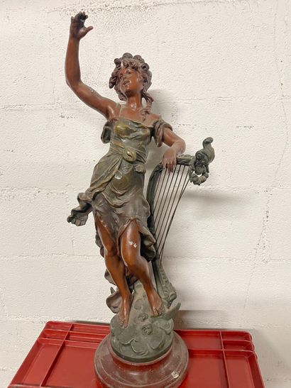 Jeune femme à la harpe.
Epreuve en régule...