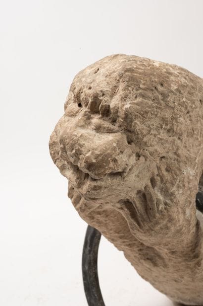 Deux pièces en pierre blanche sculptée :
-...