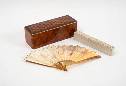 Boîte à gants en marqueterie de carrés sans...
