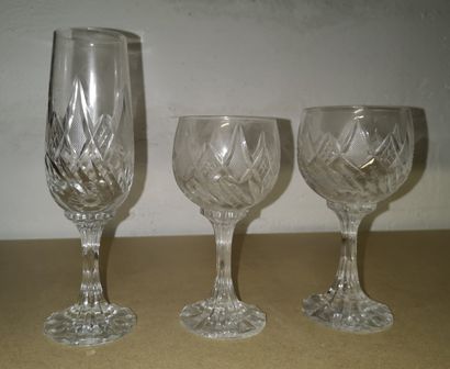 Partie de service de verres à pieds en cristal...