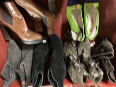 Mannette
de chaussures de femme.
En l'ét...