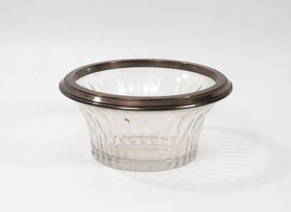 Coupe à fond plat en cristal incolore à décor...