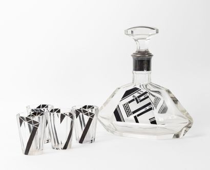 Carafe de forme navette à pans coupés et...