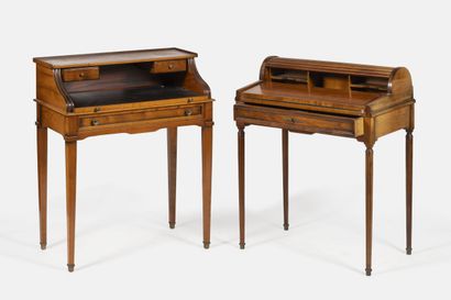 Trois bureaux en bois teinté : 
- deux petits...