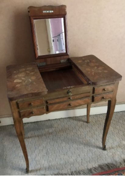 - Fauteuil meublant en bois laqué crème,...