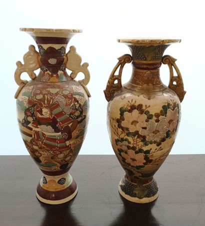 JAPON, Satzuma
Paire de grands vases en faïence...