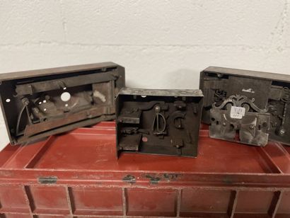 3 grandes serrures anciennes en fer forgé.
Incomplètes....
