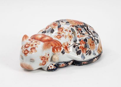 JAPON
Chat couché en porcelaine à décor Imari...