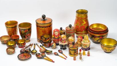 Mannette
RUSSIE, XXème siècle
Fort lot d'objets...