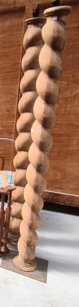 Paire de colonnes torsadées en bois décapé.
En...