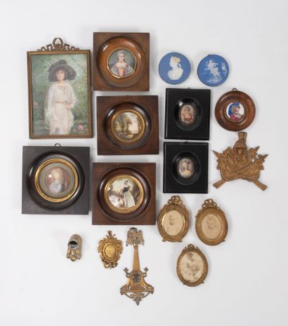 Lot :
- miniature ovale : homme à la cuirasse.
Dans...