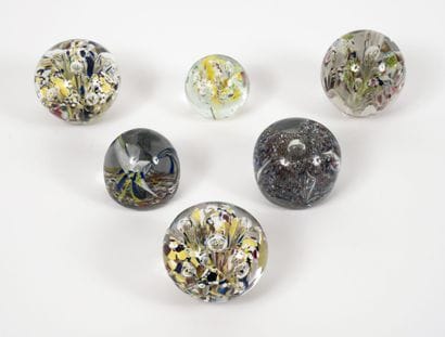 MANNETTE DE BOULES PRESSE PAPIERS
- 23 dont...
