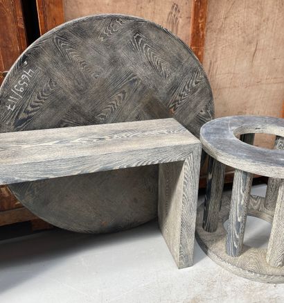 Mobilier en bois patiné bleu-gris.
- console...