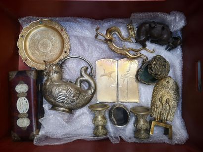 ASIE, XXème siècle
Mannette d'objets en métal,...