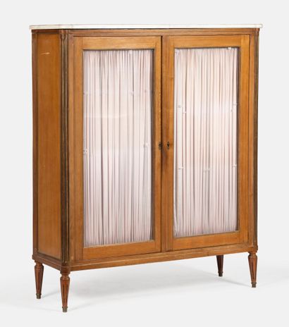 Vitrine en bois blond verni ouvrant par deux...