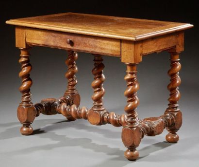 FRANCE, XVIIème siècle
Table bureau en noyer...