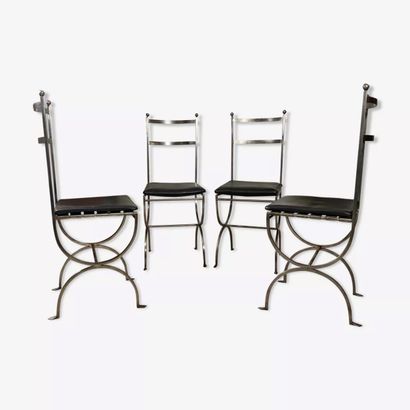 Suite de quatre chaises en métal.
Dossier...