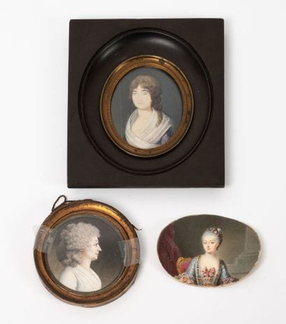 Lot de trois miniatures :
- Femme assise...
