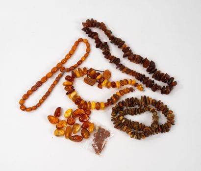 Colliers en morceaux d'ambres, de copal ou...
