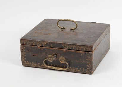 Coffret de voyage gaîné de cuir brun à décors...