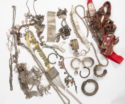 Lot de bijoux en métal argenté et doré, verre...