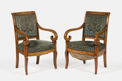 Paire de fauteuils à dossier renversé, en...