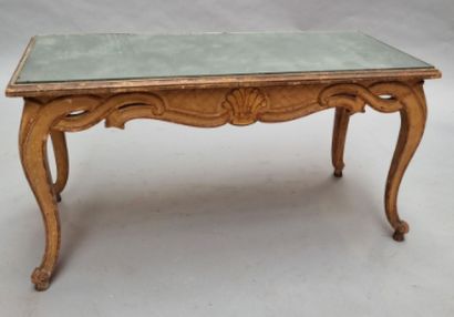 3 tables :
- une basse en bois patiné or...