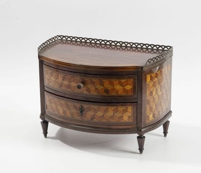 Small master's or doll's chest of drawers...