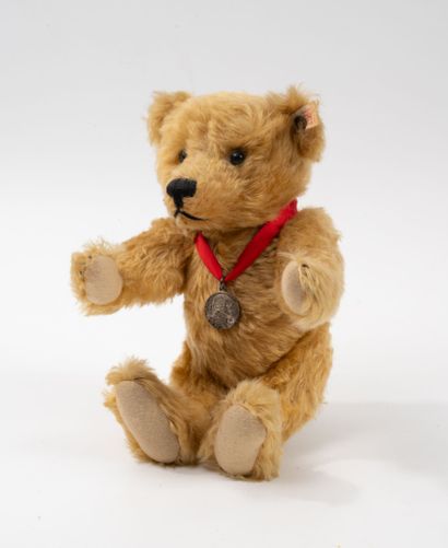 STEIFF MADE IN GERMANY Teddy bear, worn.