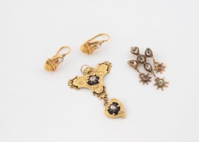 Lot de bijoux comprenant : 
- Partie de collier...
