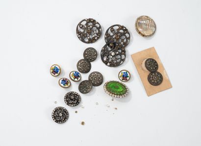 Small lot of various faceted metal buttons,...