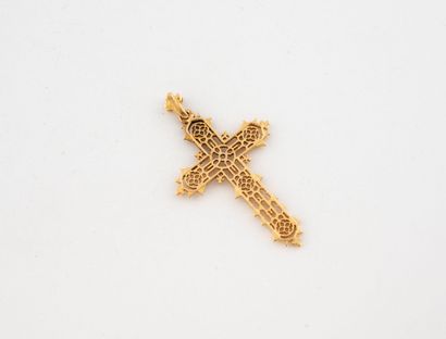 Pendentif en or jaune (750) à décor ajouré....