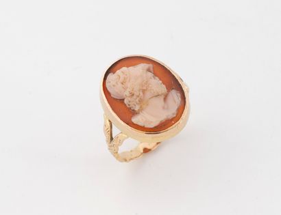 Bague en or jaune (750), le chaton ovale...