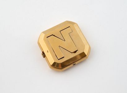 NINA RICCI 
Pendulette en métal doré.
Cadran...