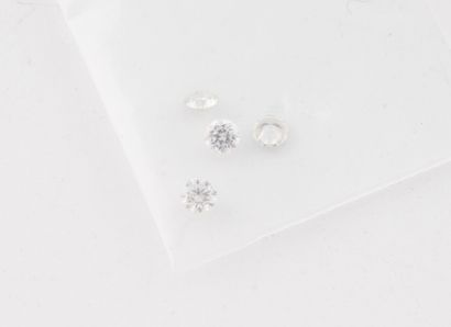 Quatre diamants sur papier, taille rond brillant.
Poids...
