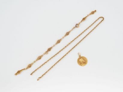 Lot en or jaune (750) comprenant : 
- Une...