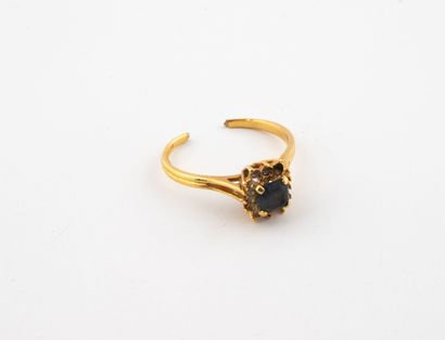Débris de bague en or jaune (750). 
Poids...