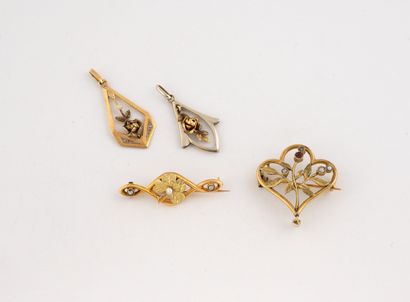 Lot d'or (750) comprenant :
- Deux pendentifs,...